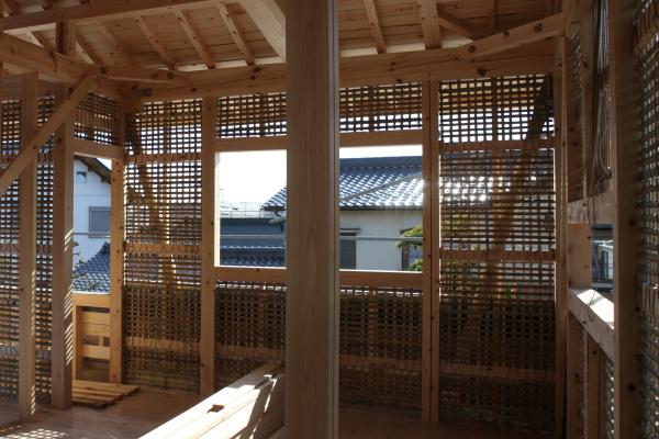 自然素材の木の家の土壁用の竹小舞が編まれたところ