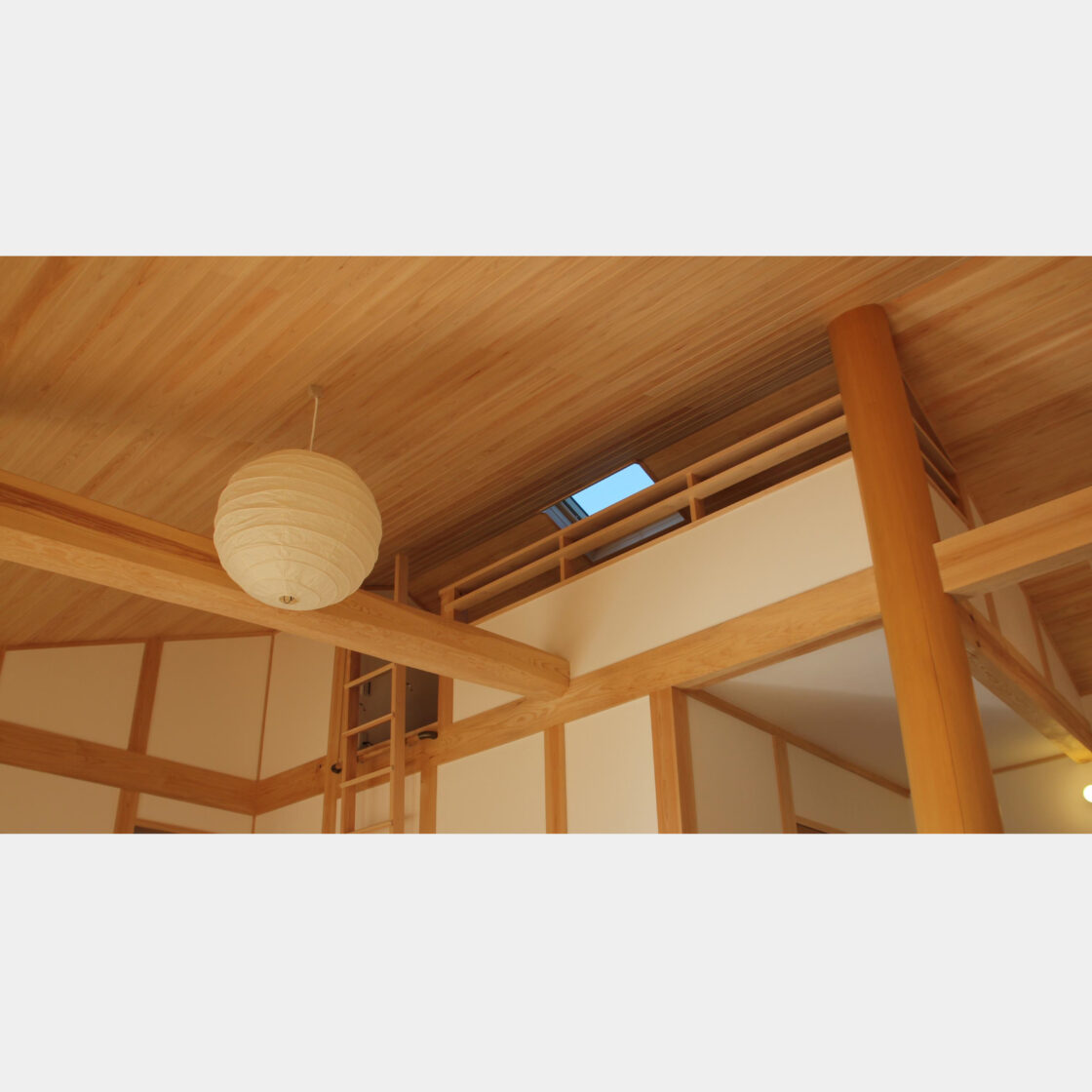 伝統構法の木組みの家のリビングのイサムノグチ照明