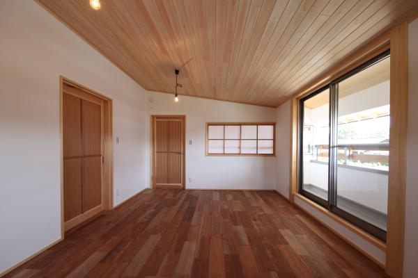 自然素材による木の家の寝室