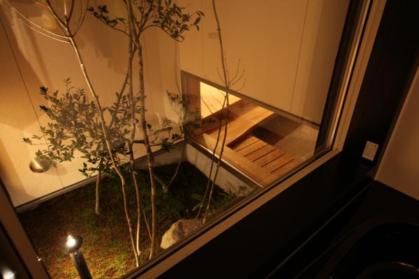 自然素材による木の家の坪庭