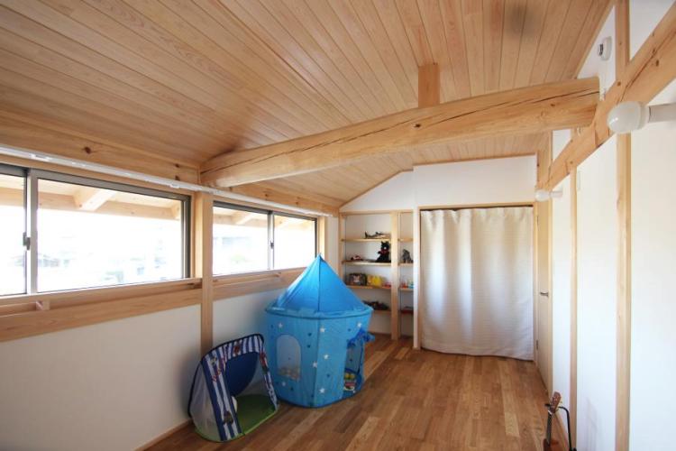 ナチュラルテイストで将来２部屋に分けられる、自然素材による木の家の子供部屋