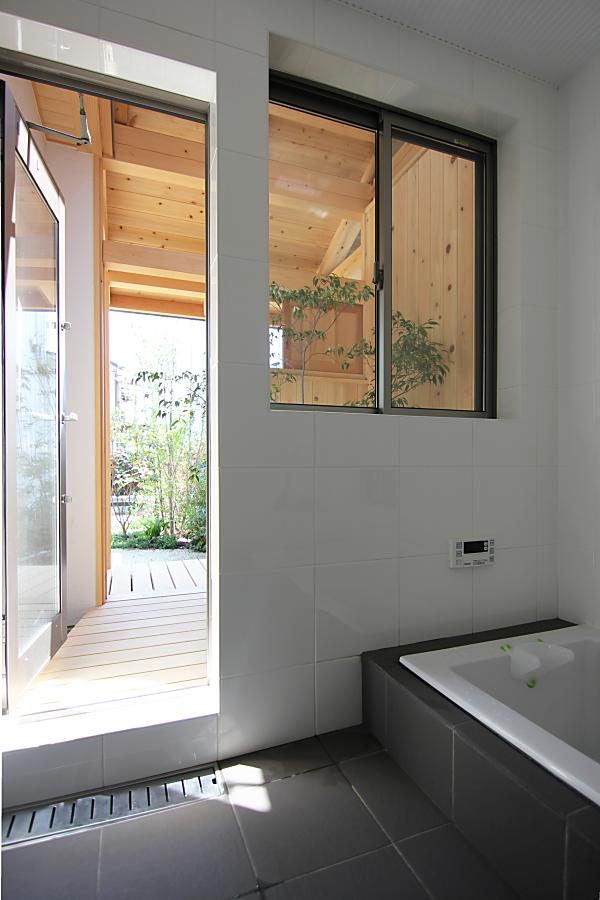自然素材による木の家の浴室（お風呂）