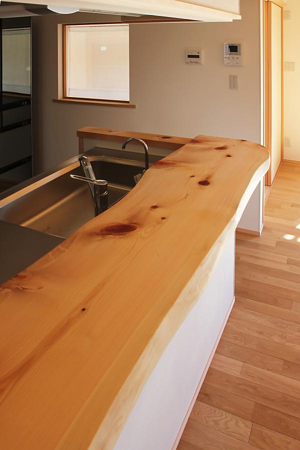 自然素材による木の家のキッチン（kitchin）の檜の大きなキッチンカウンター