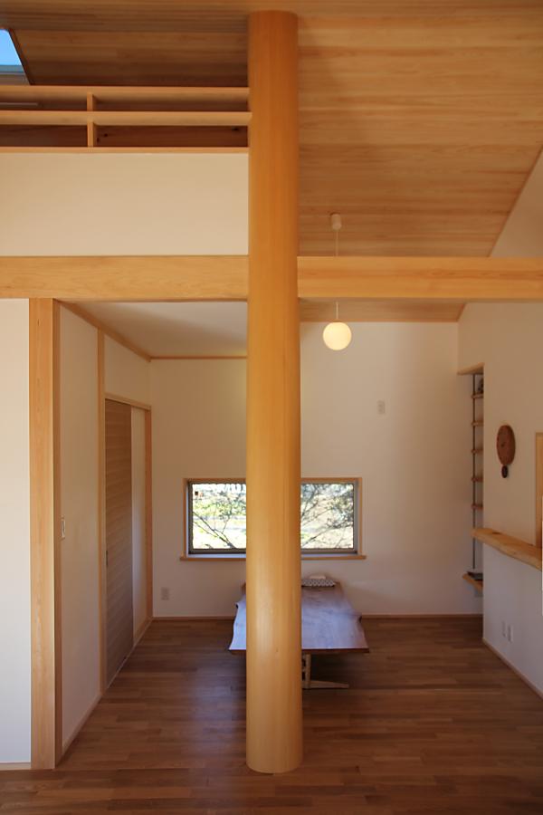 愛知県でナチュラルな自然素材の木の家の注文住宅の、丸い大黒柱のある木組みのダイニング