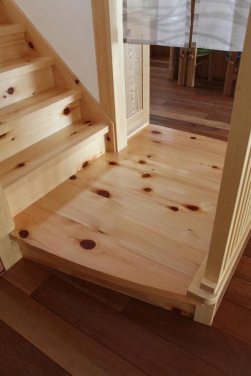 自然素材による木の家の階段