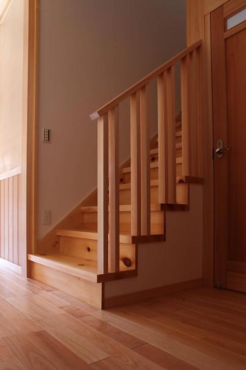 自然素材による木の家の階段