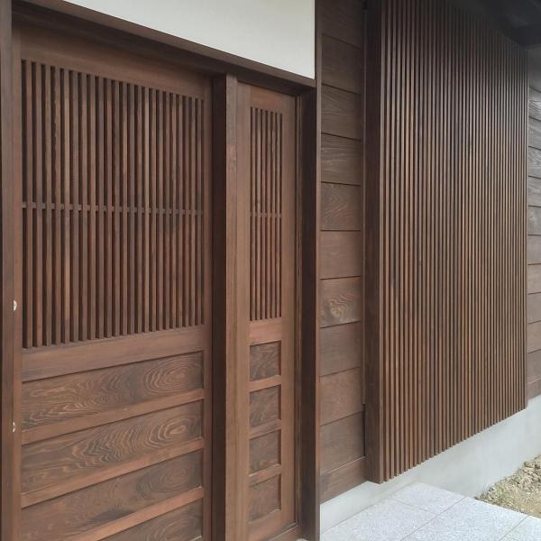 愛知県で和風のカフェ(cafe)スタイルの自然素材の木の家の無垢の玄関戸