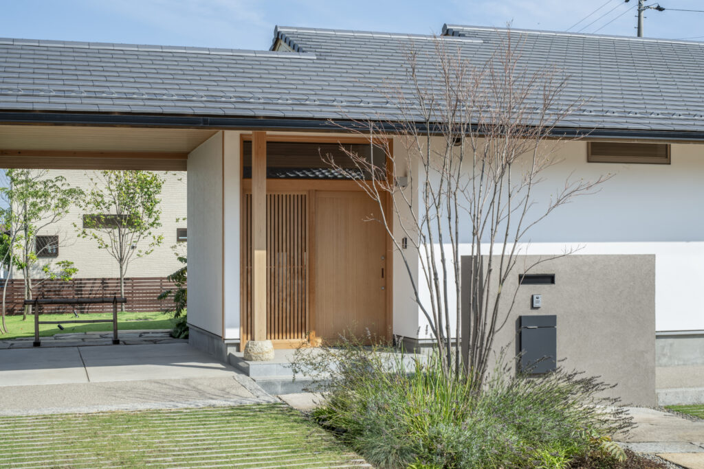 刈谷市の木造住宅（ついじの家）の外観ファサード、お庭