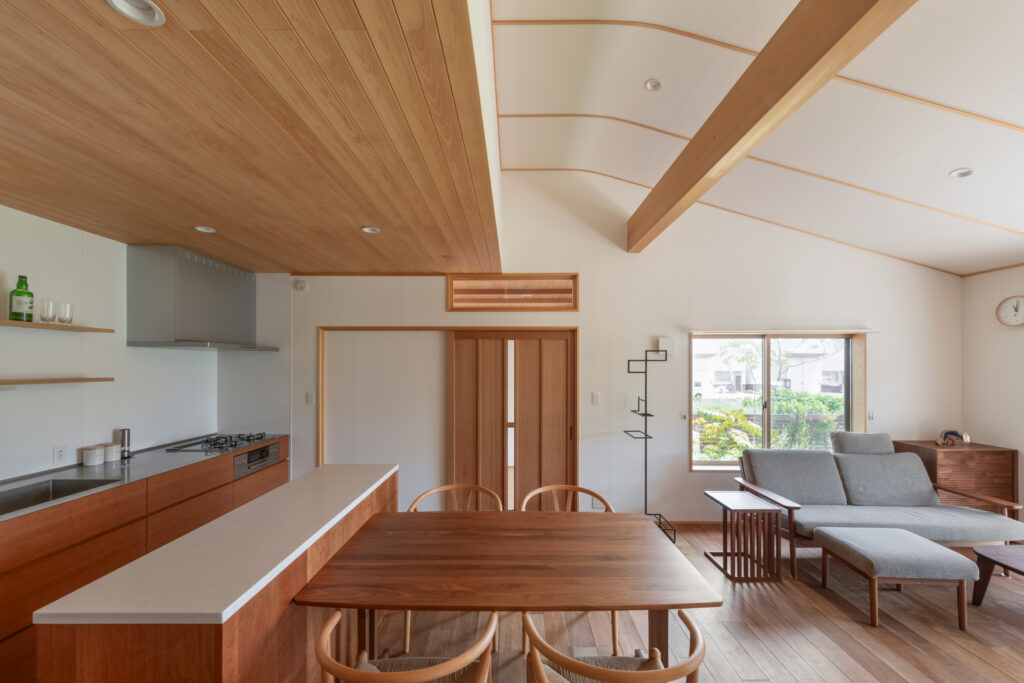 愛知県刈谷市の和モダンな平屋の家のリビング（LDK）