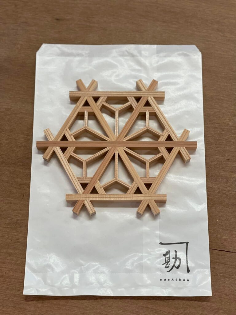指勘建具工芸で作成した組子細工の鍋敷き